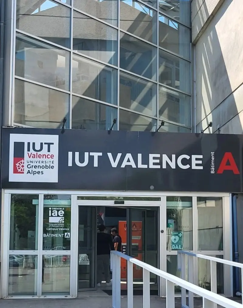 photo de l'entrée de l'IUT de Valence -engagement RSE