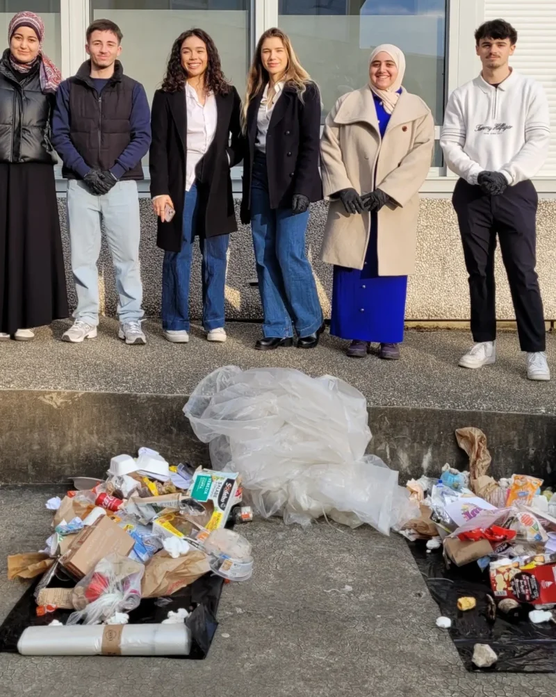 Audit-de-qualité-du-tri-des-poubellesIUT2025-1 étudiants de l'IUT de Valence ayant participer à l'audit de qualité du tri des déchets à l'IUT de Valence en 2025
