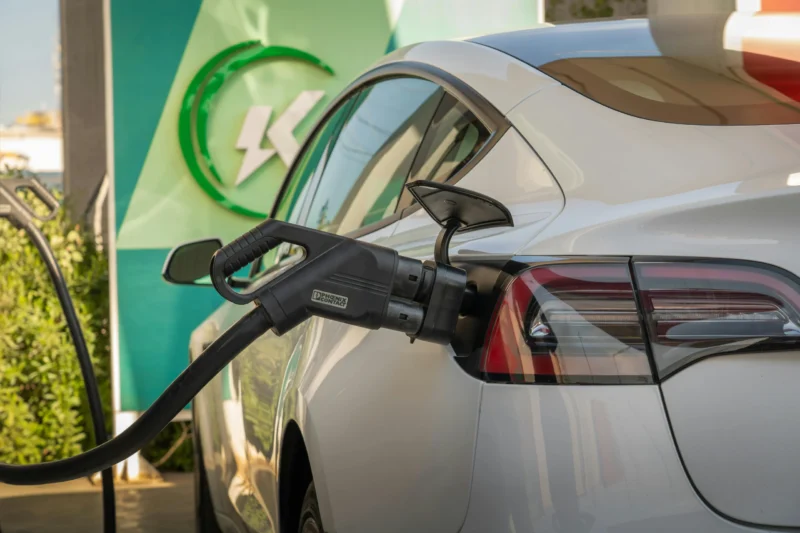 déplacement-durable voiture électrique qui recharge permettant de mettre en avant la démarche RSE de l'IUT de valence